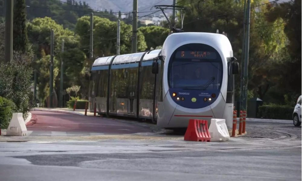 Βούλα - Τραμ: Στο αυτόφωρο 5 νεαροί για φθορές σε βαγόνι